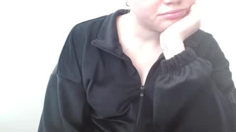 Snapshot of leyla_le chatting on May 14, 2026, 6:53 am Leyla online show from May 14, 2026, 6:53 am