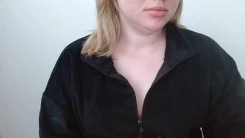 Snapshot of leyla_le chatting on May 19, 2026, 5:25 am Leyla online show from May 19, 2026, 5:25 am