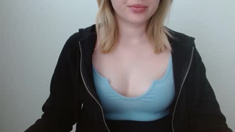 Snapshot of leyla_le chatting on June 2, 2026, 6:04 am Leyla online show from June 2, 2026, 6:04 am