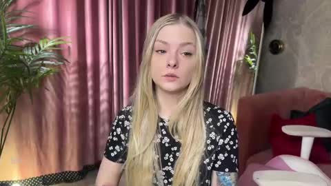 Snapshot of lili_01 chatting on April 27, 2026, 4:54 am Lili online show from April 27, 2026, 4:54 am