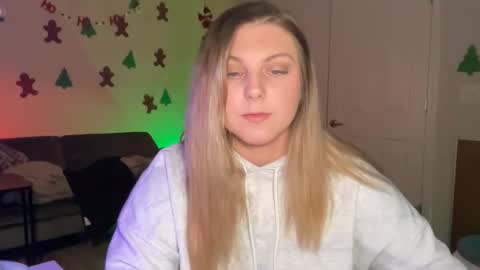 Lindseyluxe online show from December 14, 2025, 1:22 am