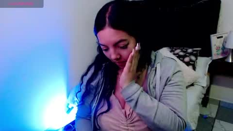 Snapshot of loren_44tits chatting on June 19, 2026, 9:51 pm Loren online show from June 19, 2026, 9:51 pm