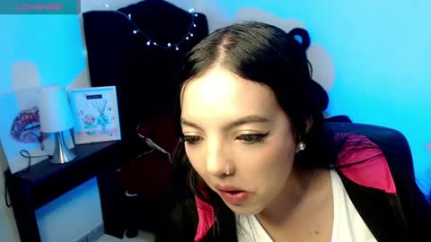 Snapshot of loren_44tits chatting on July 9, 2026, 7:18 pm Loren online show from July 9, 2026, 7:18 pm