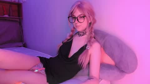 Luna online show from August 1, 2026, 11:03 pm