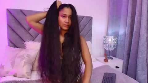 luna_queen7 online show from April 23, 2026, 12:29 pm