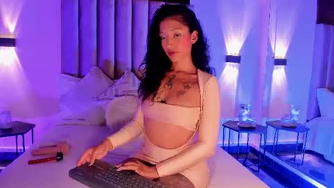 lunaa_moonn online show from July 22, 2026, 7:38 pm
