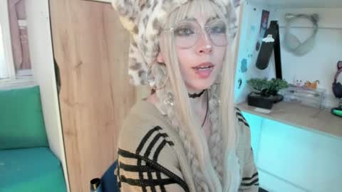 lunivyra online show from July 23, 2026, 5:00 pm