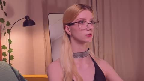 Snapshot of m1aforever chatting on May 11, 2026, 6:05 pm catch me on tue 10am-5pm wed 3am-10am fri 3am-5pm sat 10am-5pm sun 10am-5pm online show from May 11, 2026, 6:05 pm