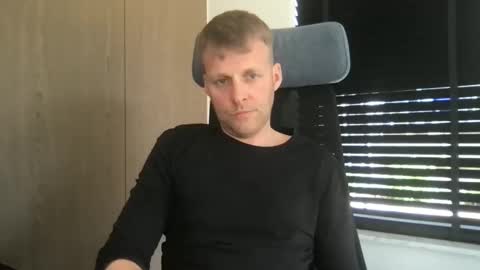 Max take off clothes online show from April 27, 2026, 12:14 pm