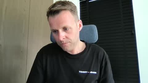 Max take off clothes online show from May 7, 2026, 11:48 am