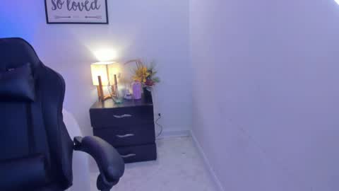 melan_owen online show from June 3, 2026, 2:33 pm