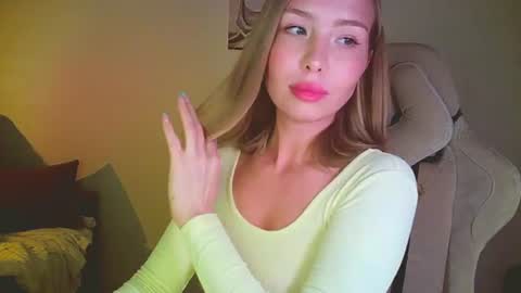 Mia online show from June 17, 2026, 9:16 pm