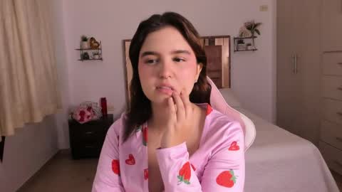 Mia  online show from April 16, 2026, 9:39 pm