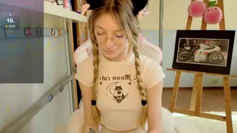 MiaMoon online show from June 19, 2026, 1:37 pm