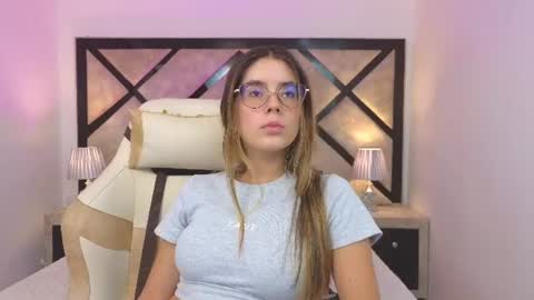Mia online show from June 19, 2026, 8:01 pm