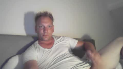 mickkxl online show from August 4, 2026, 9:39 pm
