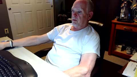 midwestdad09 online show from June 19, 2026, 12:26 am