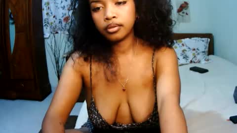 miel_07 online show from May 17, 2026, 8:16 pm