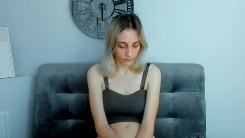 Snapshot of milaglow chatting on June 19, 2026, 3:27 pm MilaGlow online show from June 19, 2026, 3:27 pm