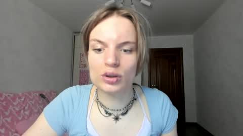 mili-kira online show from May 12, 2026, 4:42 am