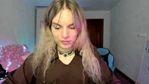 mili-kira online show from May 15, 2026, 12:34 pm