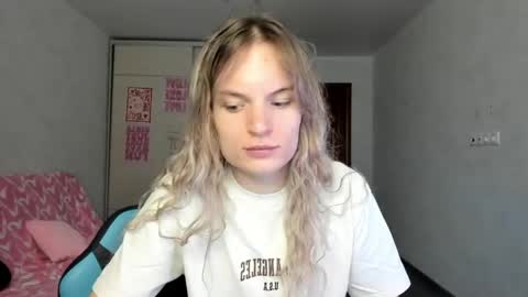 mili-kira online show from May 18, 2026, 4:51 am
