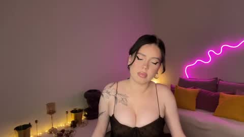 Mia online show from May 25, 2026, 7:09 pm