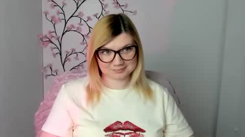 Snapshot of molly_moree chatting on May 8, 2026, 11:37 am Molly online show from May 8, 2026, 11:37 am