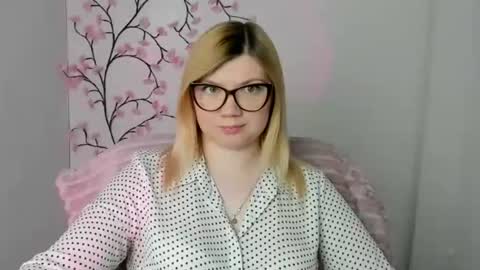 Snapshot of molly_moree chatting on May 12, 2026, 11:51 am Molly online show from May 12, 2026, 11:51 am
