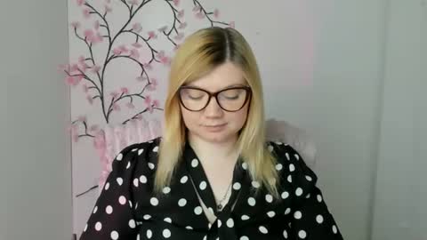 Snapshot of molly_moree chatting on May 17, 2026, 11:39 am Molly online show from May 17, 2026, 11:39 am