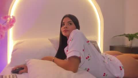 mollylove_ online show from July 25, 2026, 7:22 pm