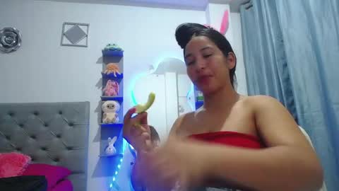 Snapshot of mommy_dulce chatting on May 1, 2026, 1:54 am ANDREA online show from May 1, 2026, 1:54 am
