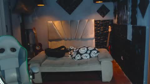 Snapshot of mr_mois chatting on June 21, 2026, 5:43 am mr_mois online show from June 21, 2026, 5:43 am