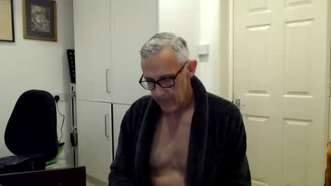 nakedcarpenteruk online show from May 21, 2026, 10:50 pm