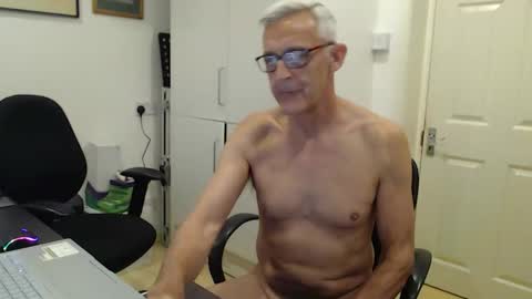 nakedcarpenteruk online show from June 2, 2026, 6:59 am