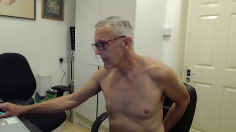 nakedcarpenteruk online show from June 3, 2026, 4:23 pm