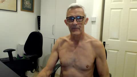 nakedcarpenteruk online show from June 14, 2026, 10:50 am