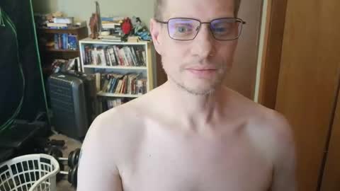 Snapshot of nakedcav chatting on April 28, 2026, 7:52 pm NakedClown online show from April 28, 2026, 7:52 pm