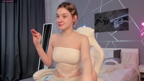 Snapshot of naomi_reiss chatting on July 9, 2026, 5:44 am naomi_reiss online show from July 9, 2026, 5:44 am