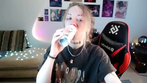 nica_kawaii online show from June 18, 2026, 1:37 pm