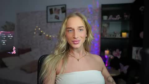 nicolette__shea_ online show from March 9, 2025, 5:06 pm
