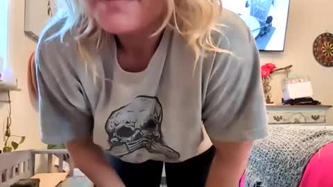 nikki32313 online show from May 4, 2026, 11:28 am