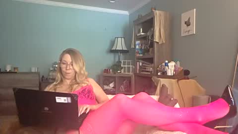 nikkib653466 online show from July 8, 2026, 6:23 pm