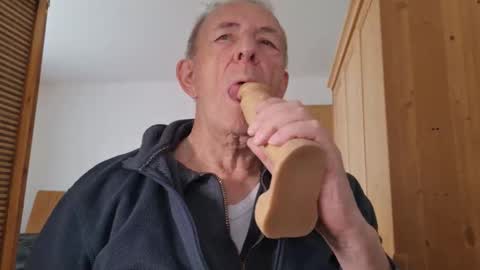 obediently77 online show from May 6, 2026, 9:58 am