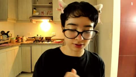 Snapshot of petitee_lunna chatting on June 17, 2026, 1:41 am Lunna online show from June 17, 2026, 1:41 am