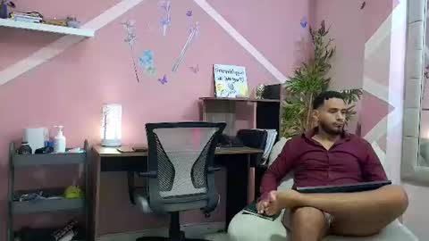 pineappleflipped online show from August 6, 2026, 3:08 am