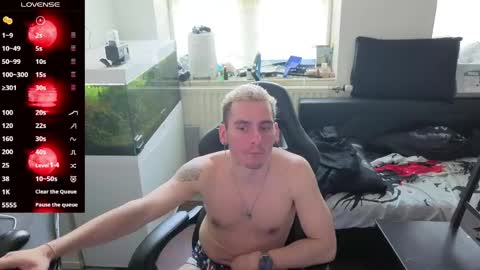 Rayzel White online show from May 9, 2026, 2:33 pm