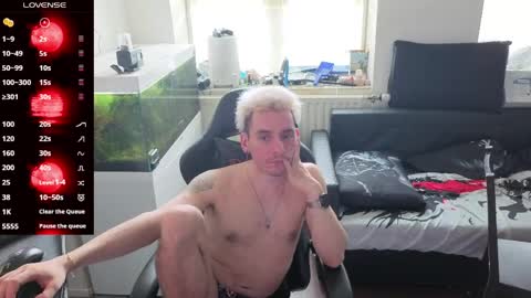 Rayzel White online show from May 10, 2026, 11:37 am