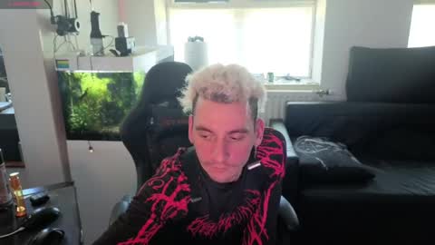 Rayzel White online show from May 30, 2026, 12:35 pm