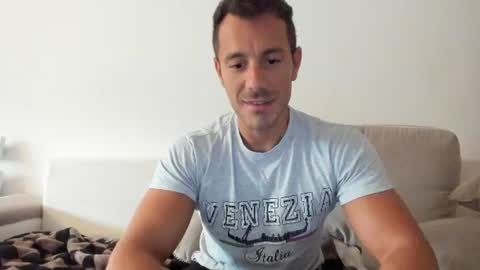 roberto4ever online show from July 7, 2026, 5:21 am